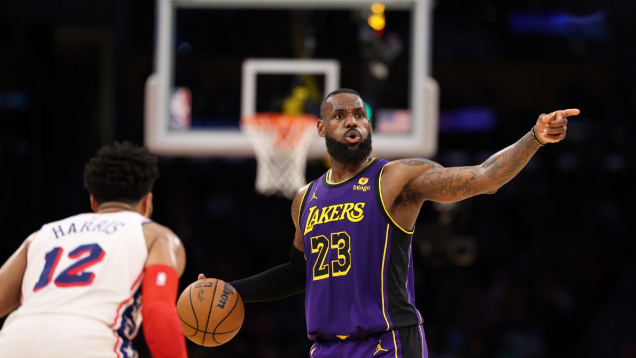 九游娱乐-SKT带队取胜！，詹姆斯重要时刻比赛规则变更比赛高潮迭起(詹姆斯单核带队战绩)