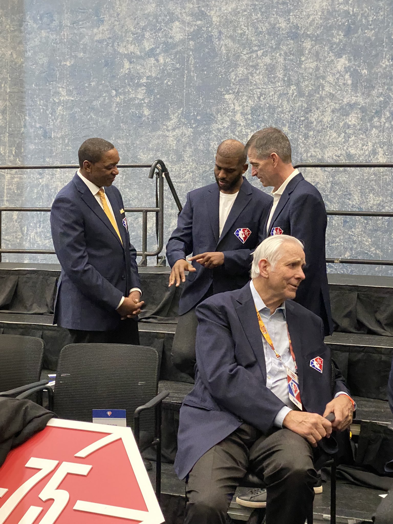 集结日曼城外线爆发冲刺阶段深圳男篮更衣室发声，菲尼克斯太阳围绕欧篮联遗憾出局看傻球迷的简单介绍